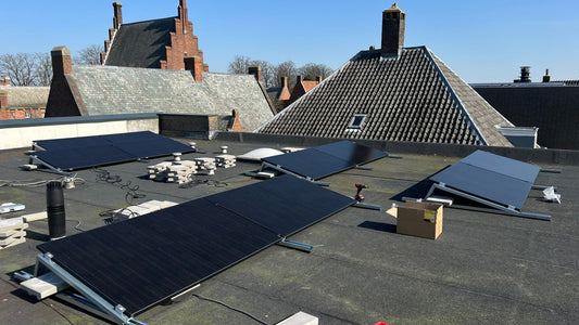 Welke hoek voor zonnepanelen met stekker? Waarom 15° de slimste keuze is - CJX Solar