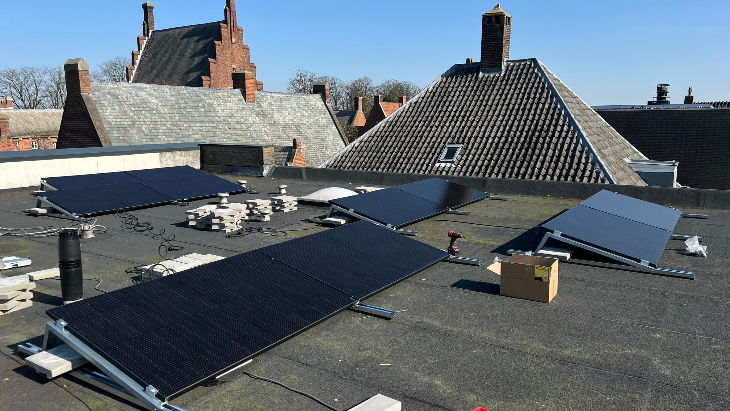 Zonnepaneel sets met stekker op een platdak in Waalwijk van CJX Solar