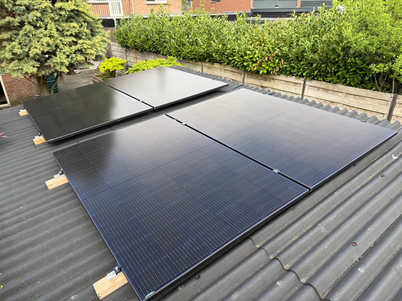 Zonnepaneel set met stekker op een tuinhuis cjx solar