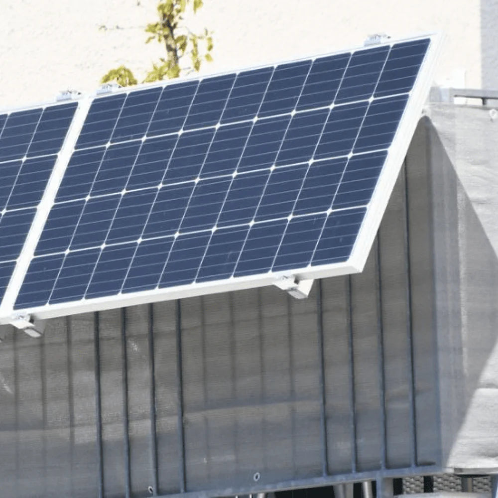 Zonnepanelen met stekker gemonteerd op plat dak met montageset