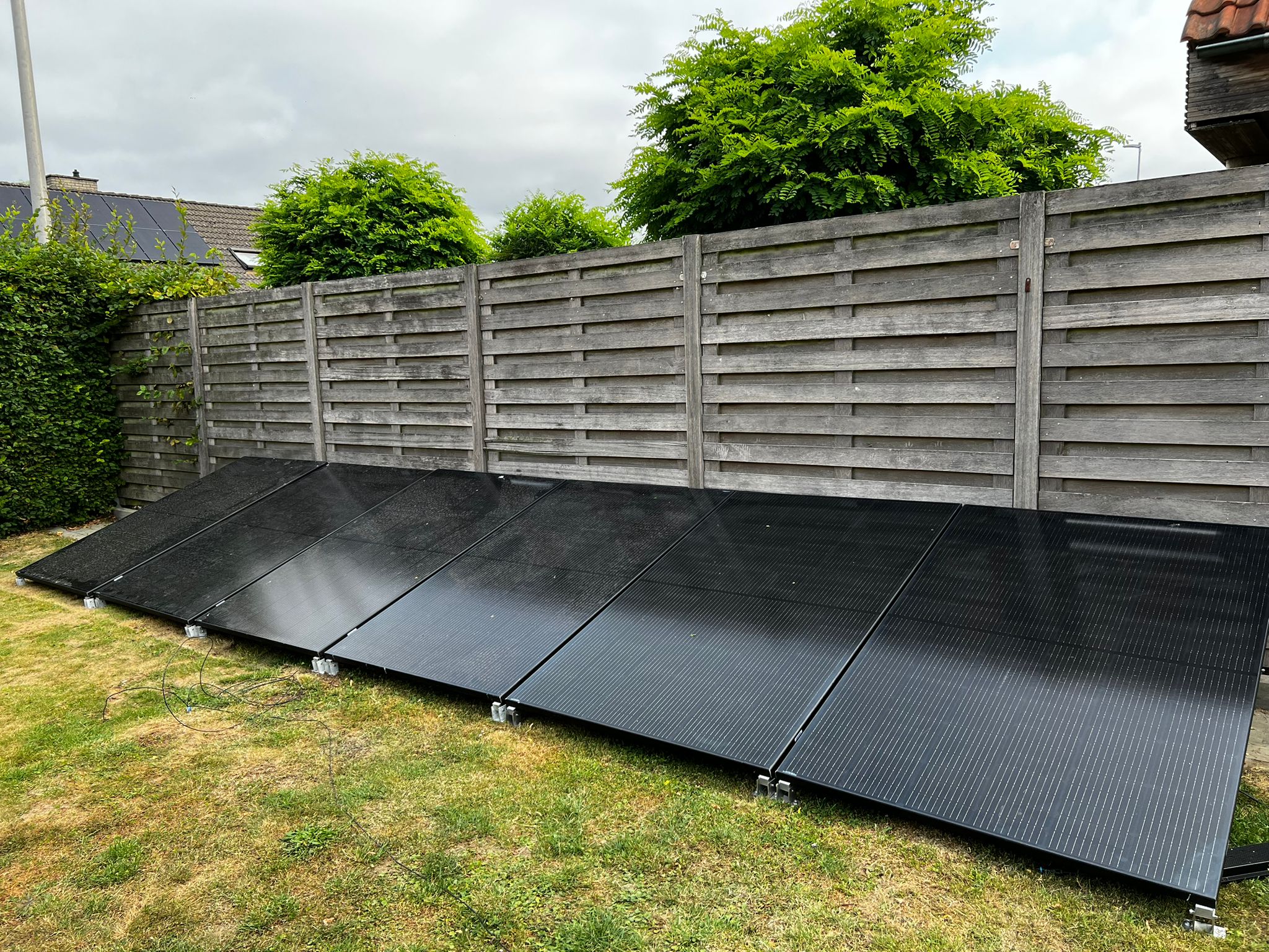 Pkug en play zonnepaneel set met stekker in tuinopstelling